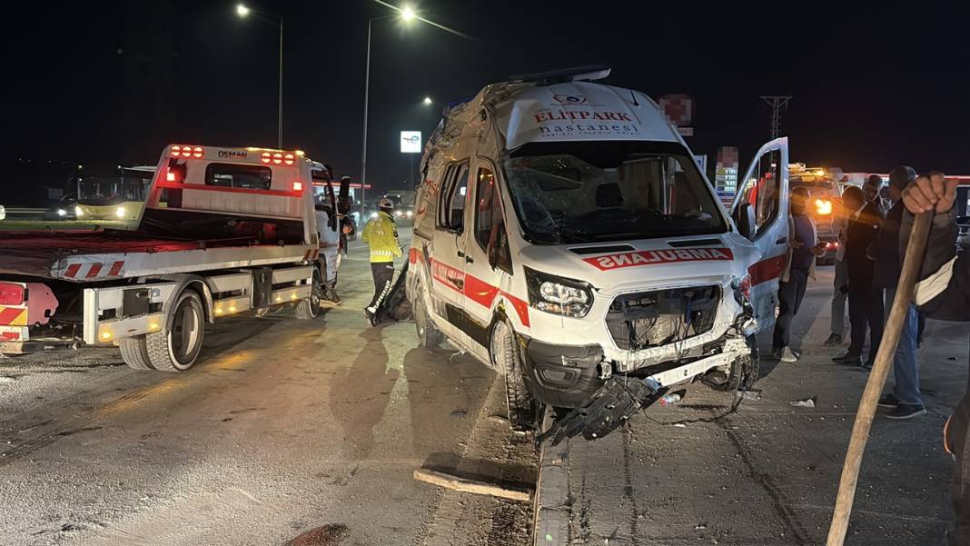 Kahreden kaza! Kavşakta çarpıştılar 3